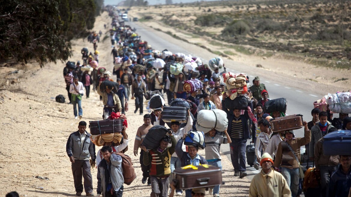 Λιβύη: Περισσότεροι από 1.000 Αιγύπτιοι εγκατέλειψαν τη χώρα μέσω Τυνησίας