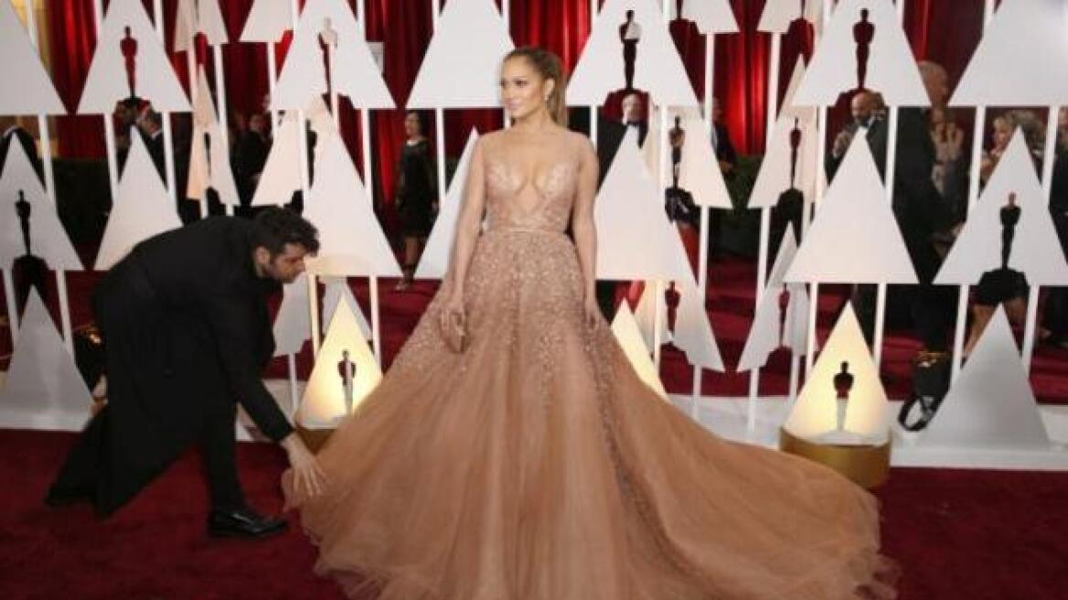 Βίντεο: Η παρολίγον τούμπα της Jennifer Lopez στη σκηνή των Οσκαρ!