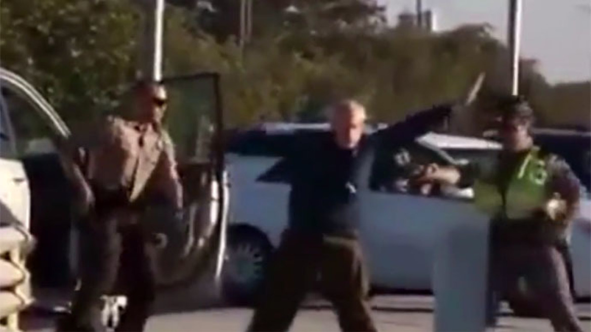 Σοκαριστικό: Αστυνομικοί χτύπησαν με taser ηλικιωμένο που στεκόταν με τα χέρια ψηλά!