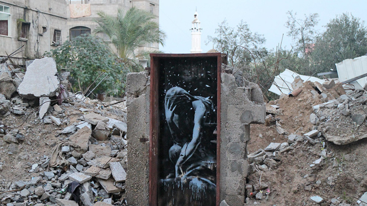 Nέα γκράφιτι τoυ Banksy στη Λωρίδα της Γάζας, με έμπνευση από... Ελλάδα