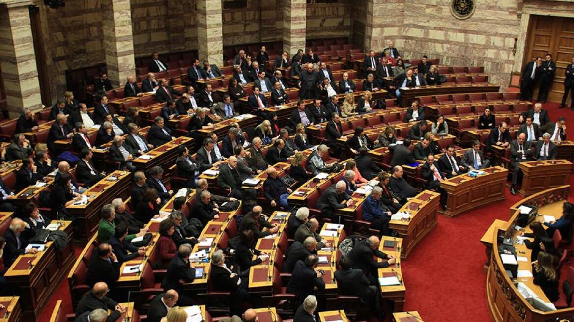 Η αντιπολίτευση μιλά για «παράταση του μνημονίου» και ζητά από την κυβέρνηση να τη φέρει στη Βουλή