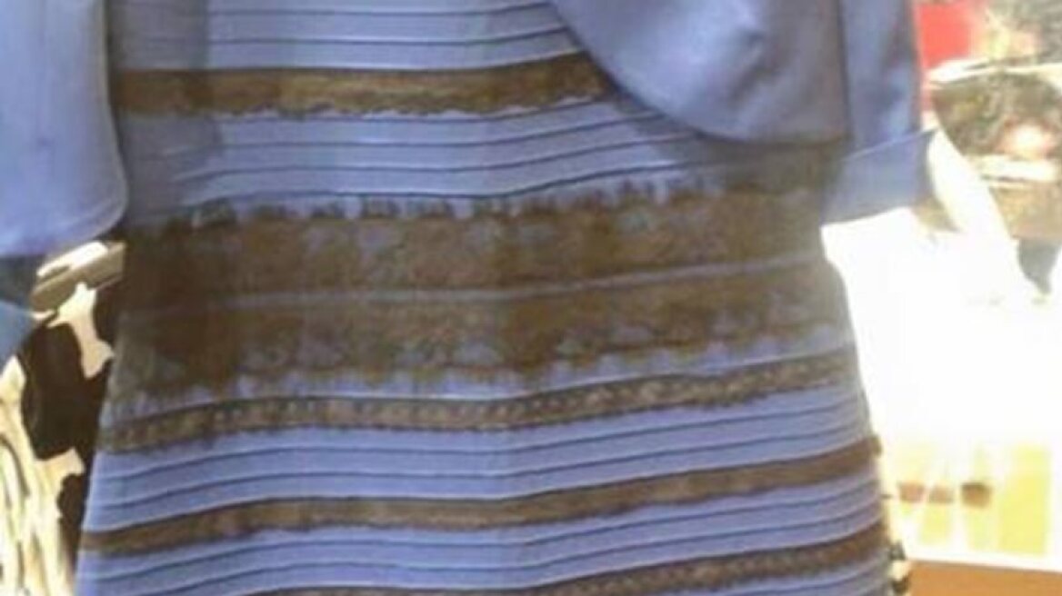 Το μοντέλο που πρωτοφόρεσε το φόρεμα αποκαλύπτει τι χρώμα είναι 