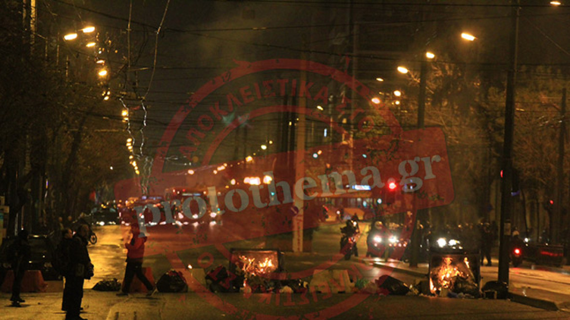 Νύχτα έντασης στο κέντρο - Μολότοφ κατά αστυνομικών από κουκουλοφόρους