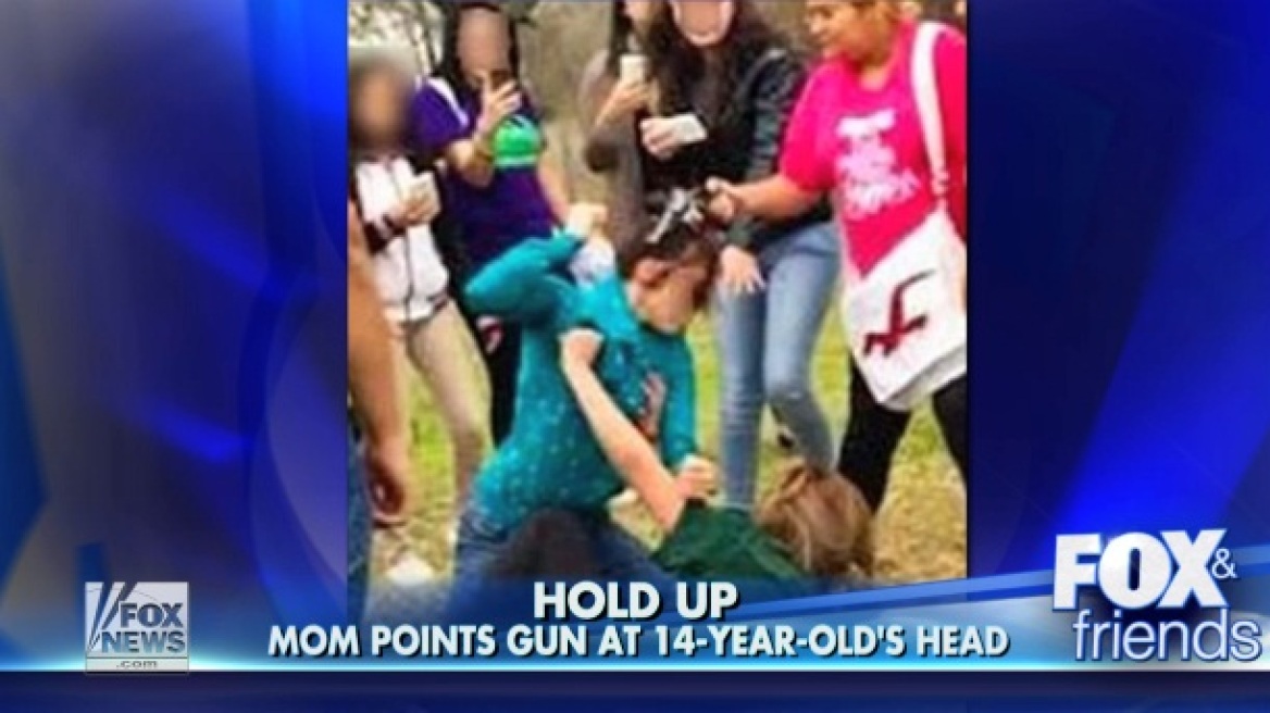 Βίντεο: Μητέρα απείλησε με όπλο κορίτσι που τσακωνόταν με την κόρη της
