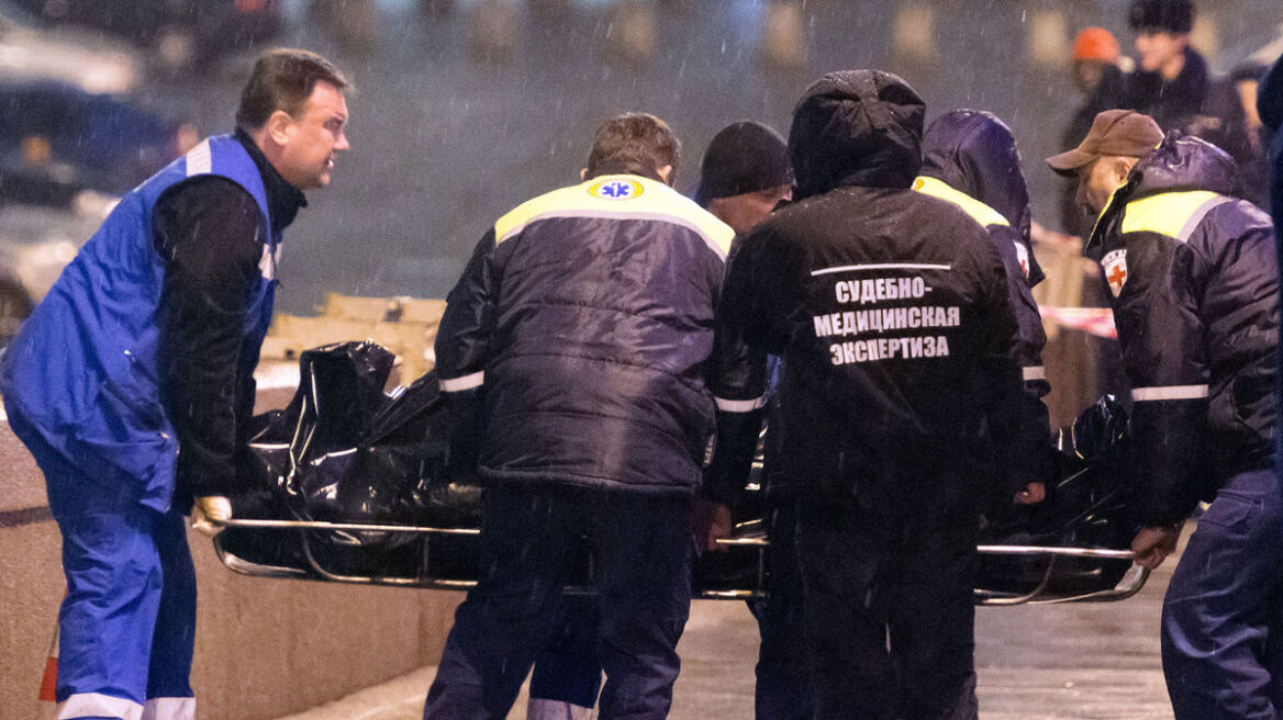 Μόσχα: Λουλούδια από την ελληνίδα πρέσβη στο σημείο όπου δολοφονήθηκε ο Νεμτσόφ