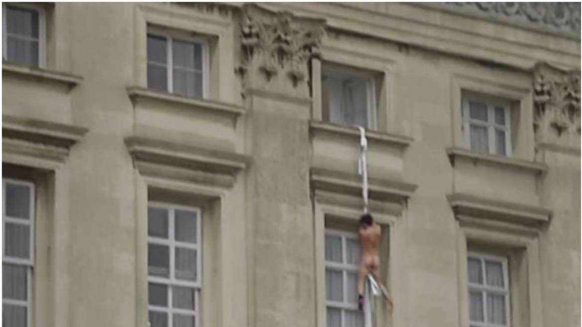Το μυστήριο με τον γυμνό που πηδά από παράθυρο στο παλάτι του Μπάκιγχαμ
