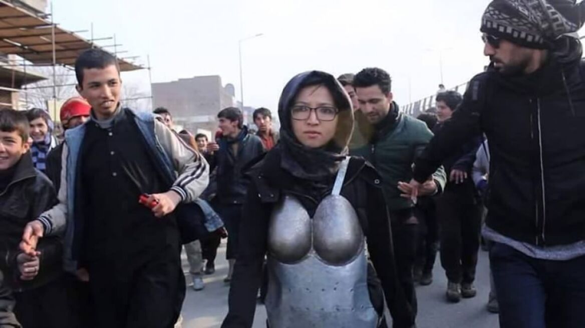 Αφγανιστάν: Γυναίκα κυκλοφορεί με πανοπλία για να γλιτώσει το βιασμό