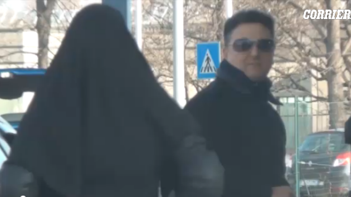 Βίντεο: Πώς αντιδρά ένας Ιταλός όταν τον πλησιάζει μία γυναίκα με μαντίλα