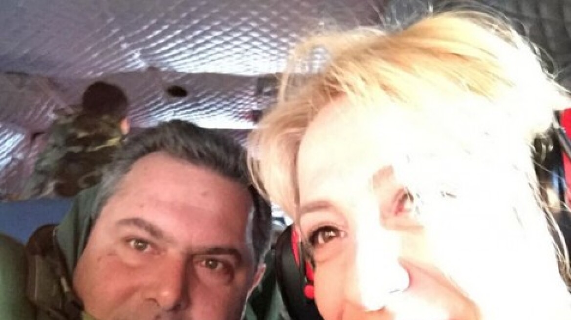 Η selfie του Καμμένου με τη Δούρου μέσα σε αεροσκάφος 
