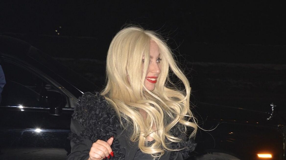 Lady Gaga: Φορώντας μόνο ένα κορμάκι στην παγωμένη Νέα Υόρκη