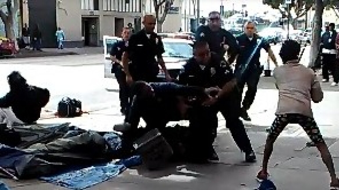 ΗΠΑ: Αστυνομικοί δολοφονούν εν ψυχρώ άστεγο στο Λος Άντζελες