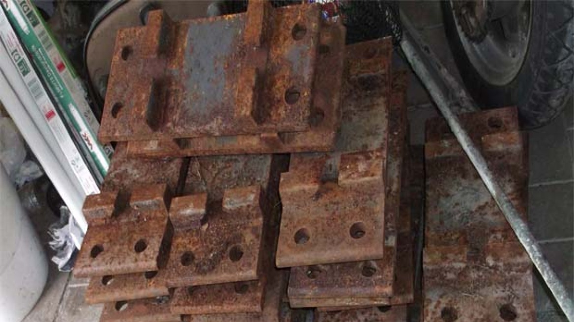 Αίγιο: Το φορτηγό των κλεφτών «γονάτισε» από τους 5 τόνους σιδήρου