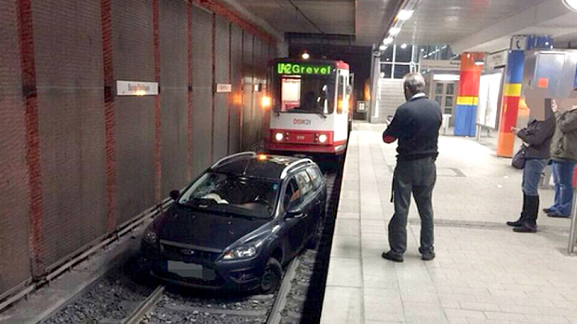 Φωτογραφίες: Οδηγός πάρκαρε το αυτοκίνητό του πάνω στις γραμμές σε σταθμό του τραμ