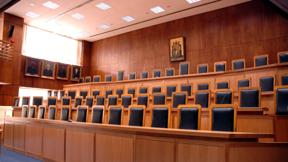Οι Εισαγγελείς ζητούν να αποσυρθεί «αντισυνταγματική διάταξη» του ν/σ για την ανθρωπιστική κρίση