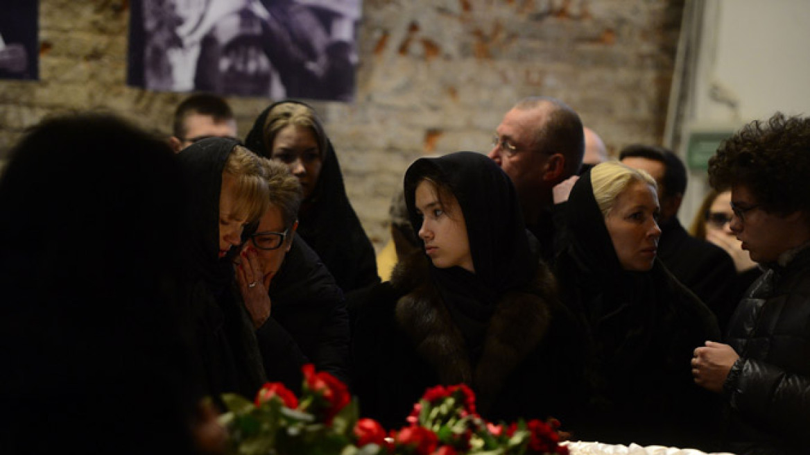 Κοσμοσυρροή στην κηδεία του Νεμτσόφ - Παρόντες χιλιάδες Ρώσοι και ξένοι αξιωματούχοι
