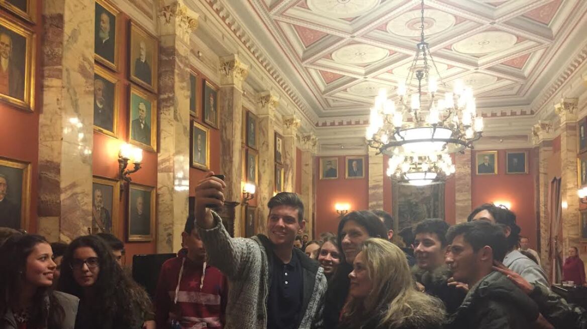 Όταν η Ζωή Κωνσταντοπούλου βγάζει selfie με μαθητές