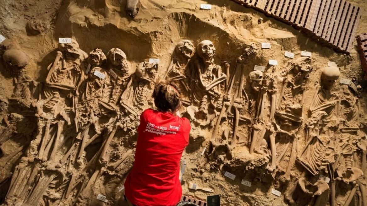 Γαλλία: Ομαδικός τάφος με 200 σκελετούς ανακαλύφθηκε κάτω από σούπερ μάρκετ