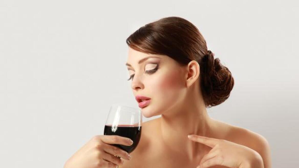 Θέλετε να γίνεται πιο ελκυστικοί; Πιείτε ένα ποτήρι κρασί...