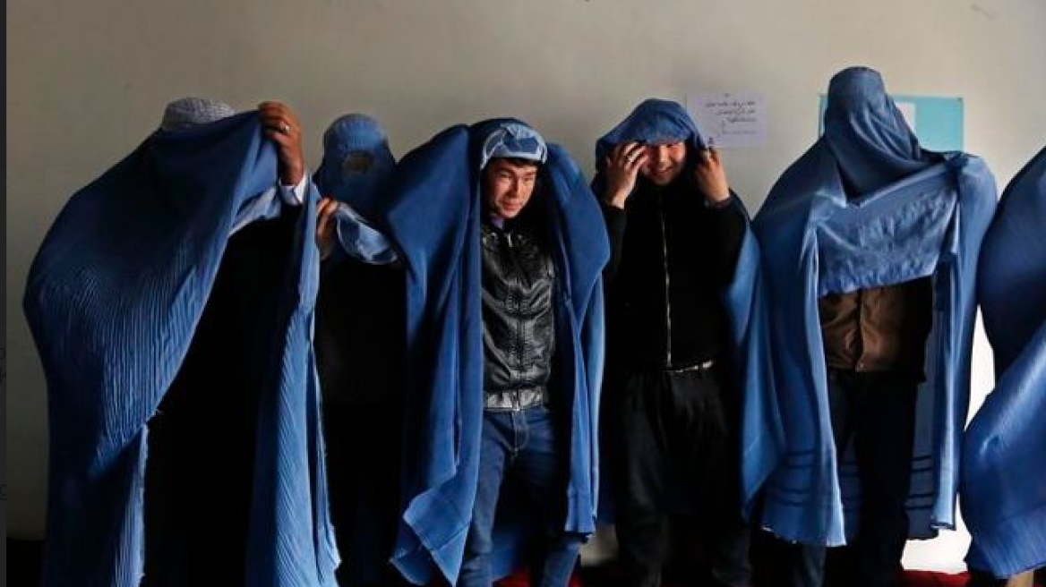 Αφγανιστάν: Άνδρες με μπούρκα διαδηλώνουν υπέρ των γυναικών