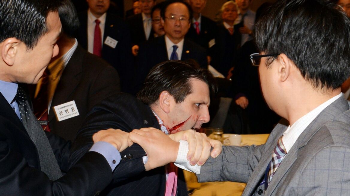Ν. Κορέα: Δείτε τη σοκαριστική επίθεση με ξυράφι στον Αμερικανό πρεσβευτή