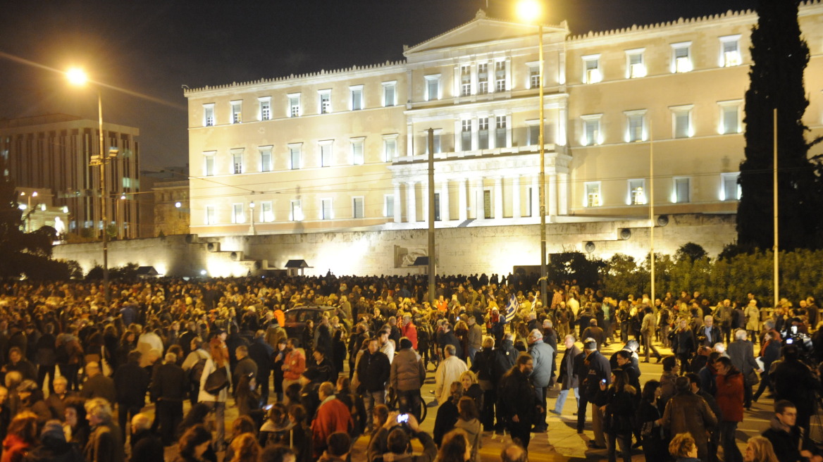 Associated Press: Οι Έλληνες πιστεύουν ακόμη στον ΣΥΡΙΖΑ παρά τις υπαναχωρήσεις του