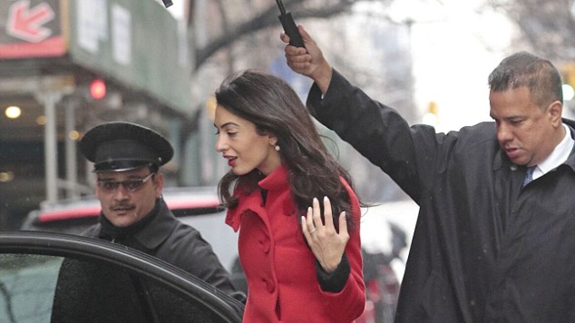 Amal Clooney: Το κόκκινο μάλλινο παλτό της είναι ήδη sold out