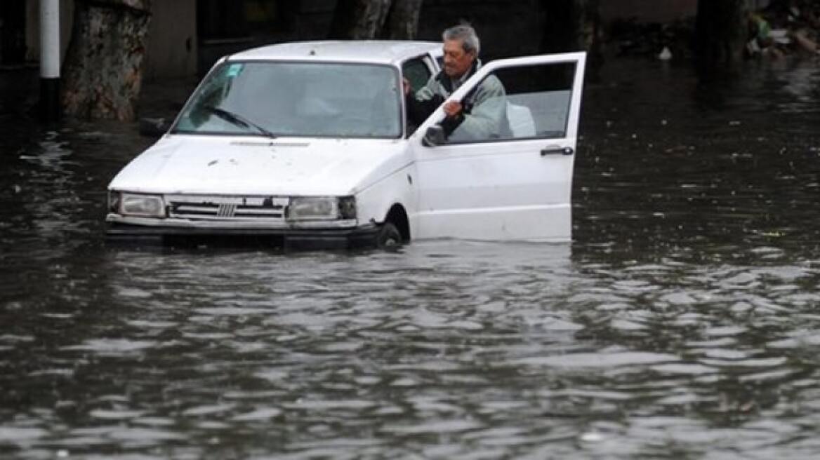 Πλημμύρες σαρώνουν την Αργεντινή: 6.000 άνθρωποι εγκατέλειψαν τα σπίτια τους