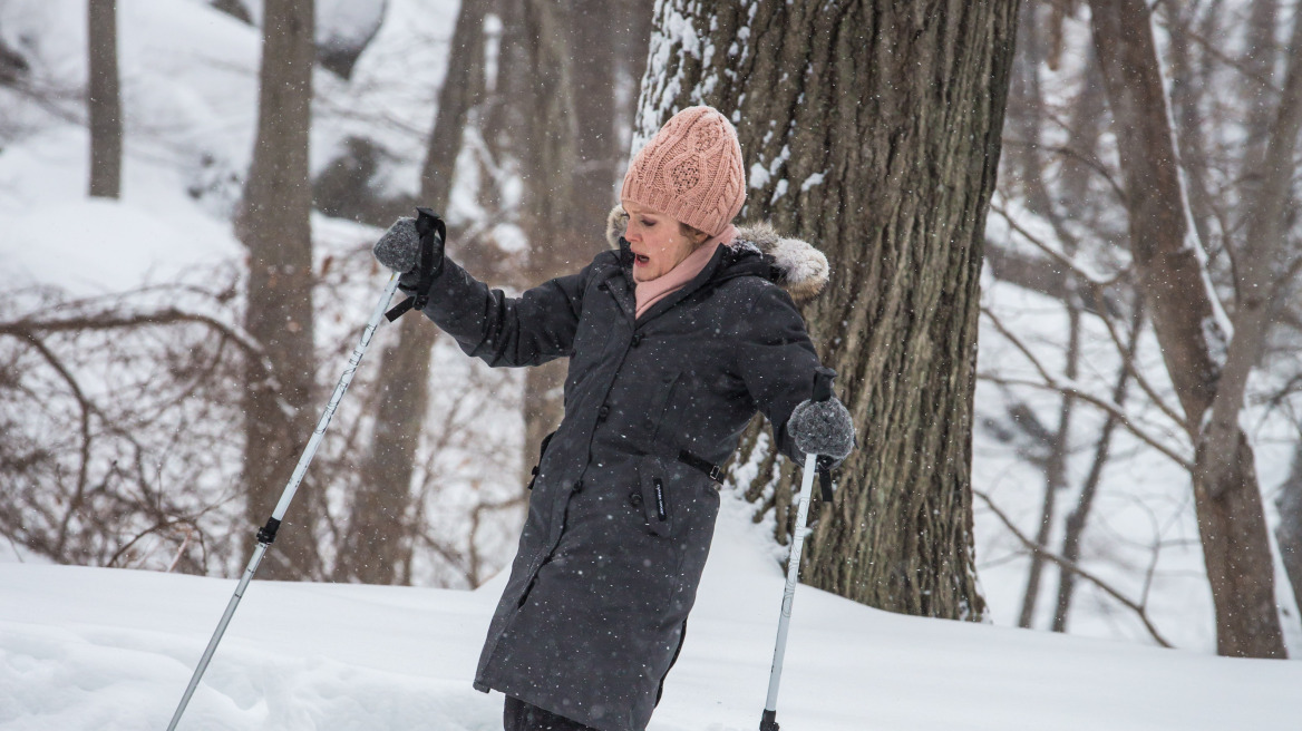 Julianne Moore: Εφαγε τούμπα κάνοντας σκι στη Νέα Υόρκη