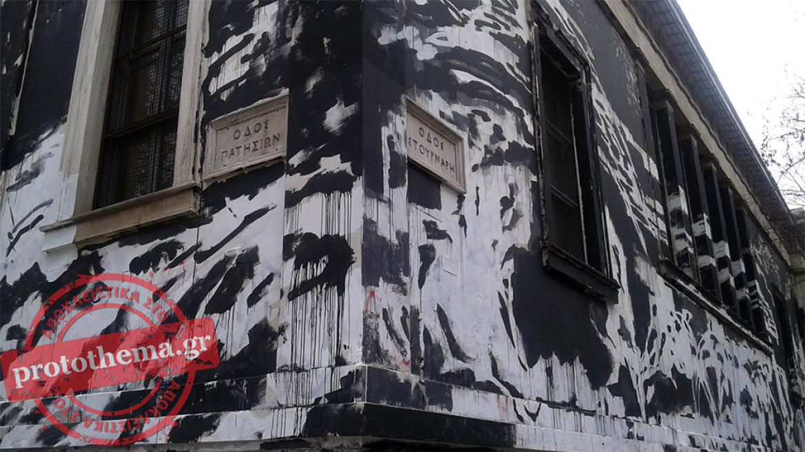 Νέος βανδαλισμός: Μαύρο γκράφιτι «στοιχειώνει» το Πολυτεχνείο