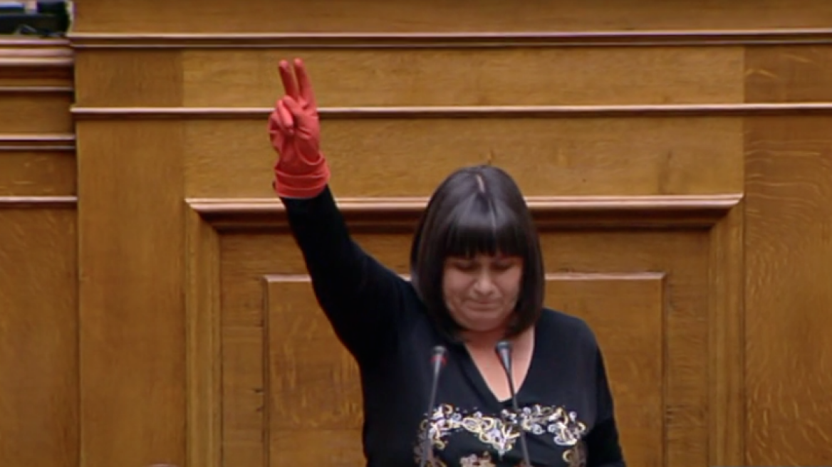 Το «κόκκινο γάντι» των καθαριστριών στη Βουλή
