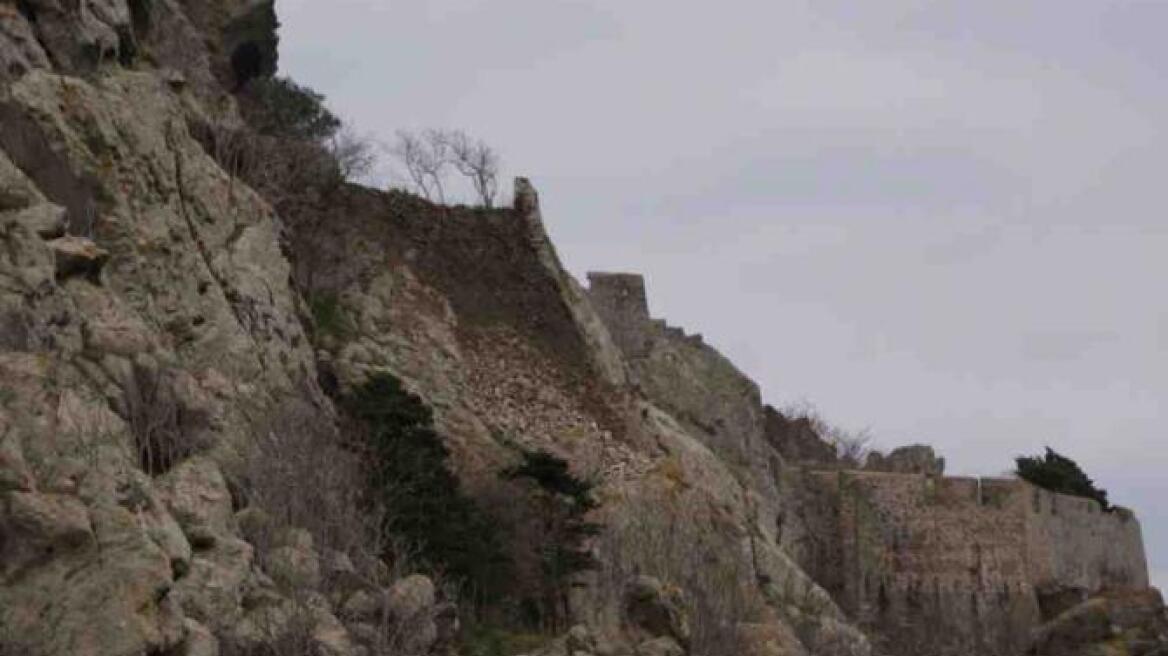 Λήμνος: Τμήμα του κάστρου της Μύρινας κατέρρευσε λόγω βροχοπτώσεων (φωτογραφίες)