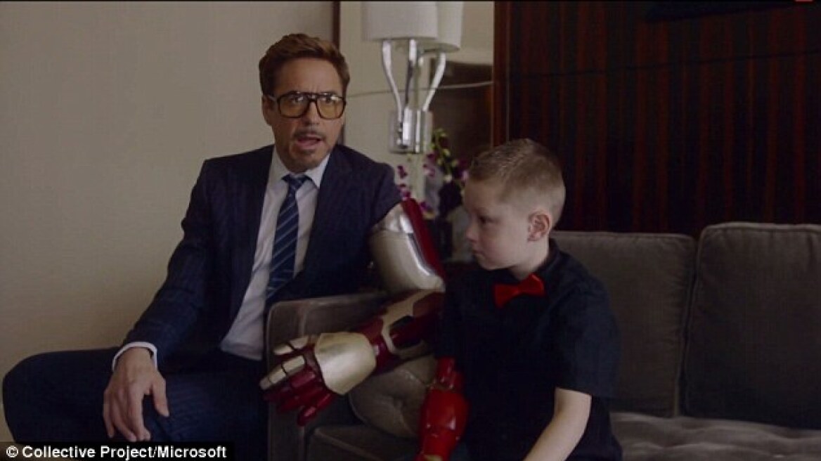 O Robert Downey Jr χάρισε το βιονικό χέρι του Iron Man σε 7χρονο με αναπηρία 