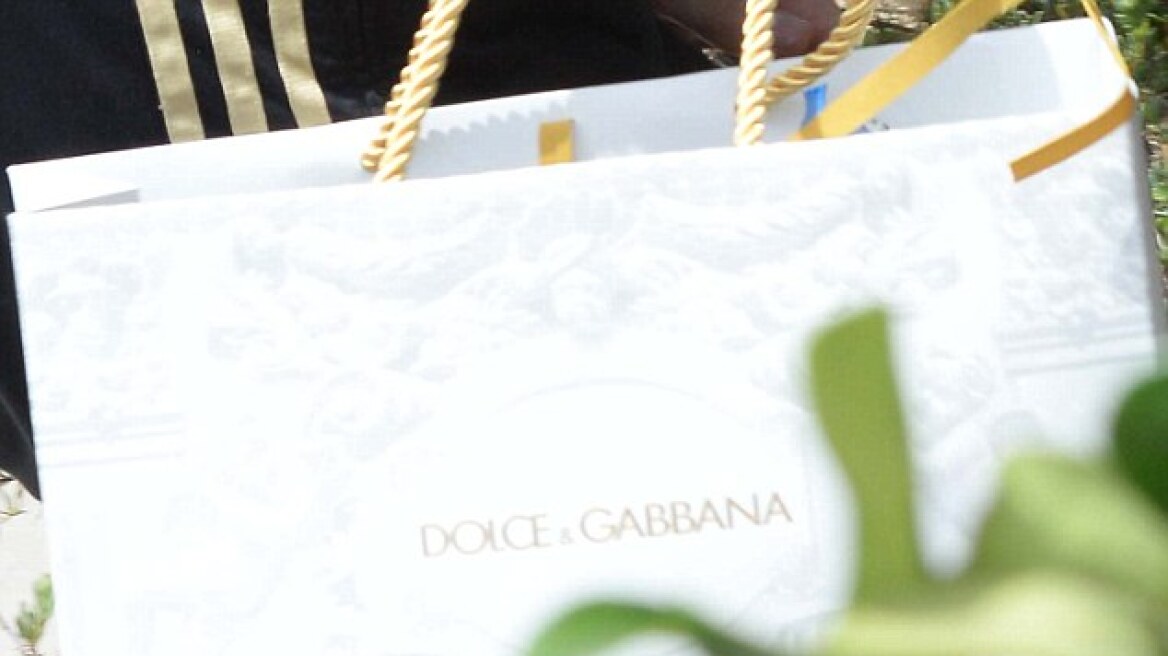 Ο Έλτον Τζον κυκλοφορεί με τσάντα των Dolce & Gabbana παρά το μποϊκοτάζ!
