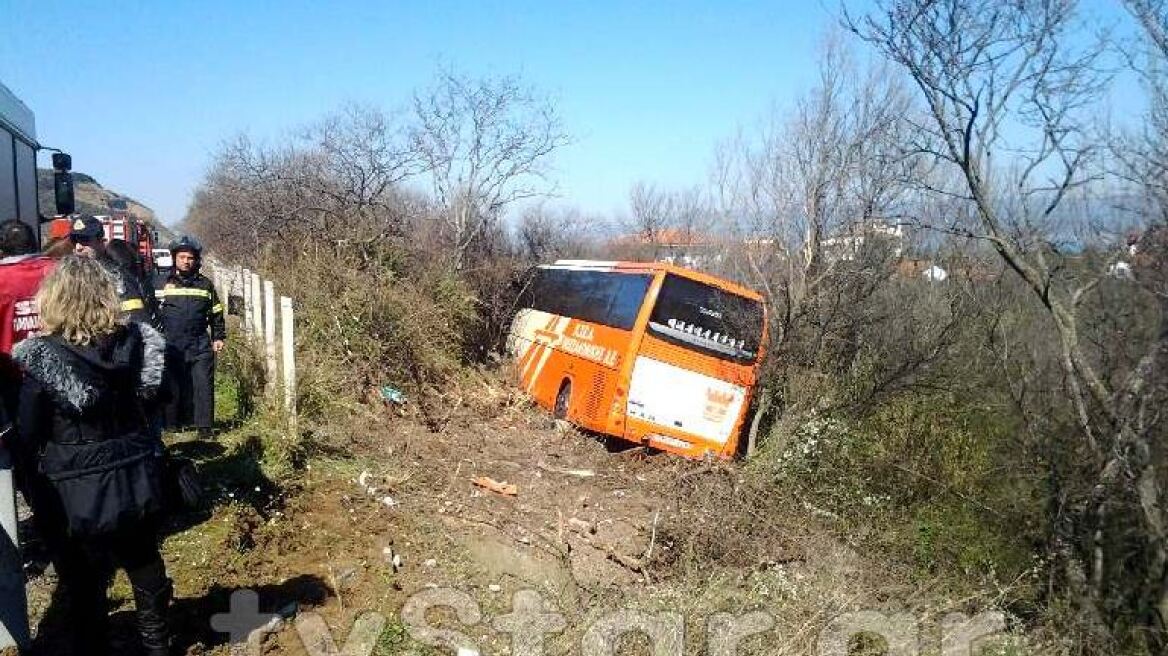 Φωτογραφίες: Λεωφορείο των ΚΤΕΛ Θεσσαλονίκης έπεσε σε χαντάκι