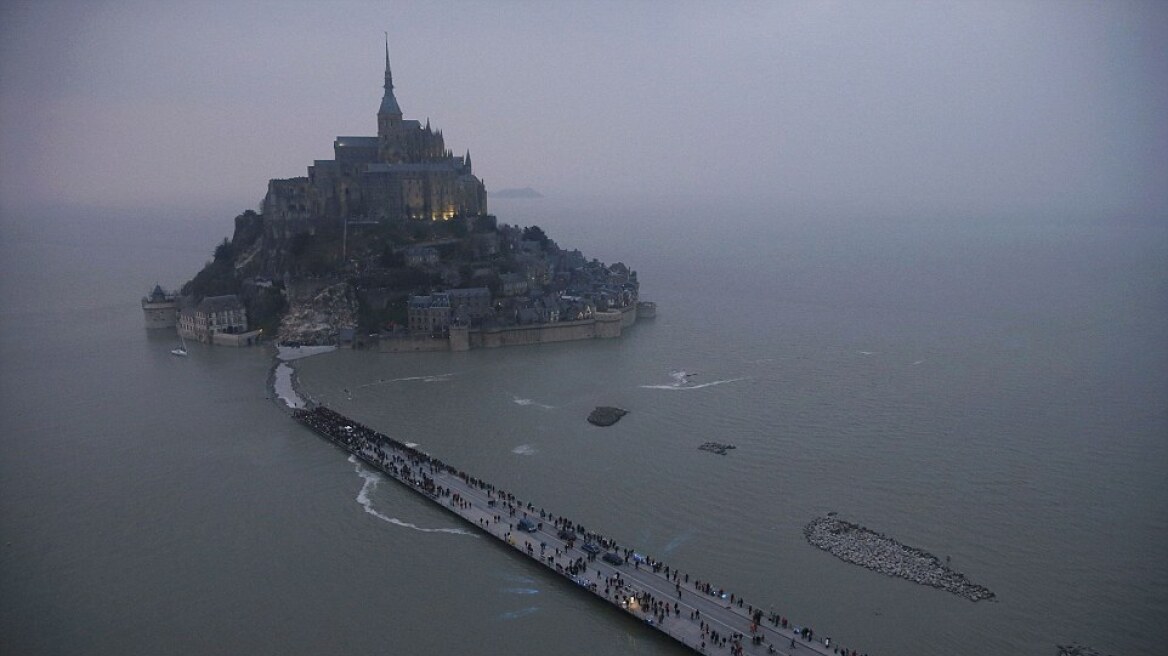 Γαλλία: Χιλιάδες άνθρωποι στις ακτές της δυτικής Γαλλίας για την «παλίρροια του αιώνα»
