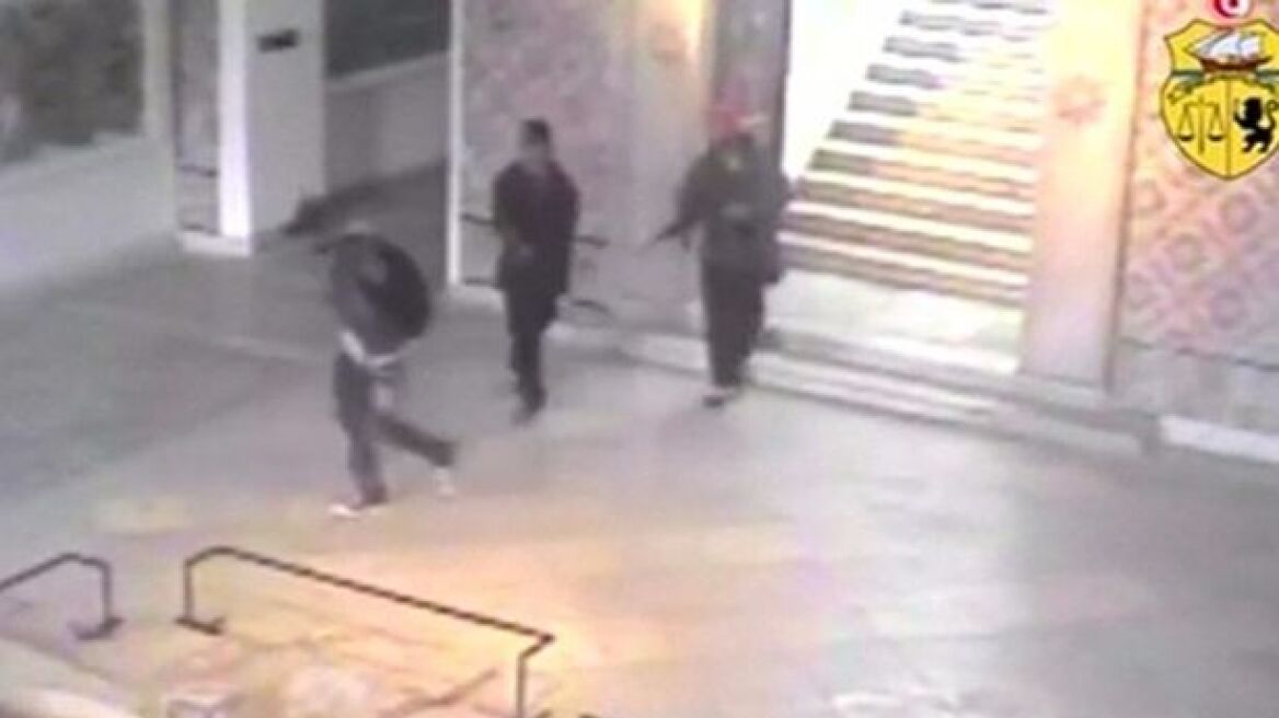 Βίντεο: Τουρίστας «τρακάρει» με τους ενόπλους της επίθεσης στο μουσείο της Τυνησίας και γλιτώνει!