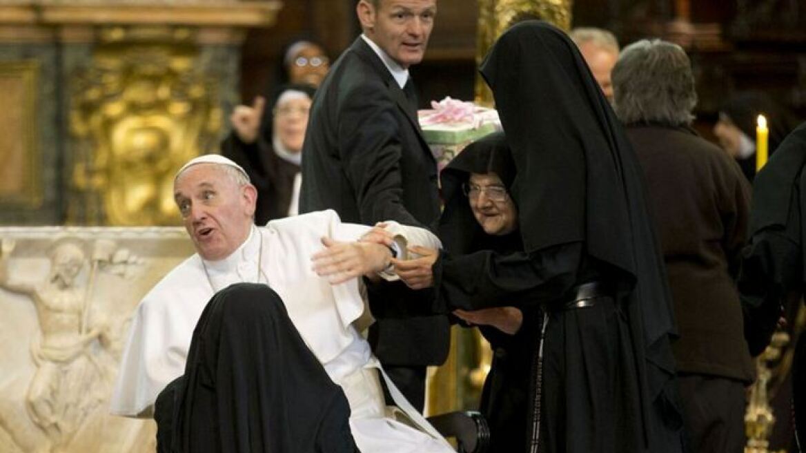 Πάπας Φραγκίσκος: Ενας «ροκ σταρ» με «γκρούπις» καλόγριες! 
