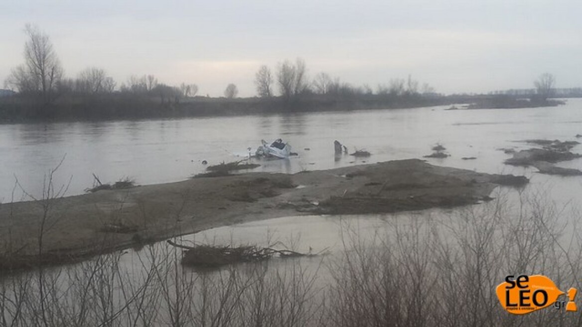 Φωτογραφίες: Αναγκαστική προσγείωση για μικρό αεροσκάφος στον Αξιό ποταμό
