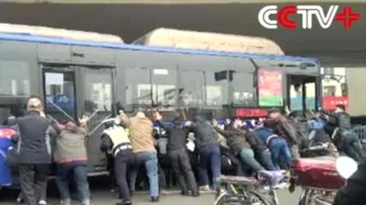 Δραματική επιχείρηση διάσωσης: Σηκώνουν στα χέρια λεωφορείο για να σώσουν παγιδευμένο πεζό!