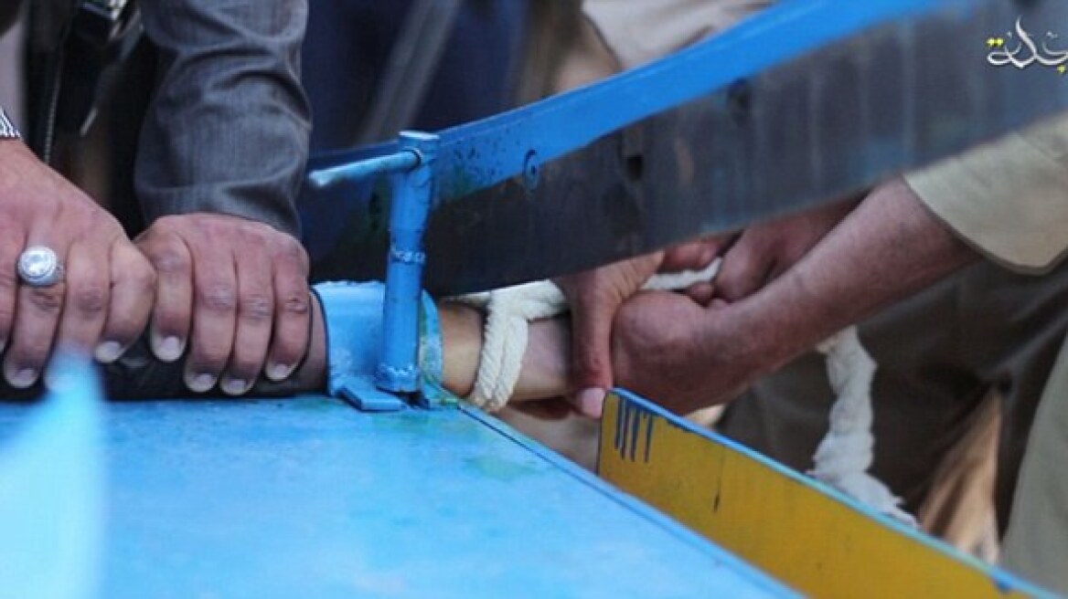 Σκληρές εικόνες: Μέλη του ISIS κόβουν το χέρι ενός κλέφτη