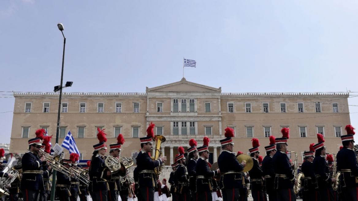 Bloomberg: Οι Έλληνες γιορτάζουν την εθνική τους επέτειο την ώρα που η μοίρα τους είναι στα χέρια των δανειστών