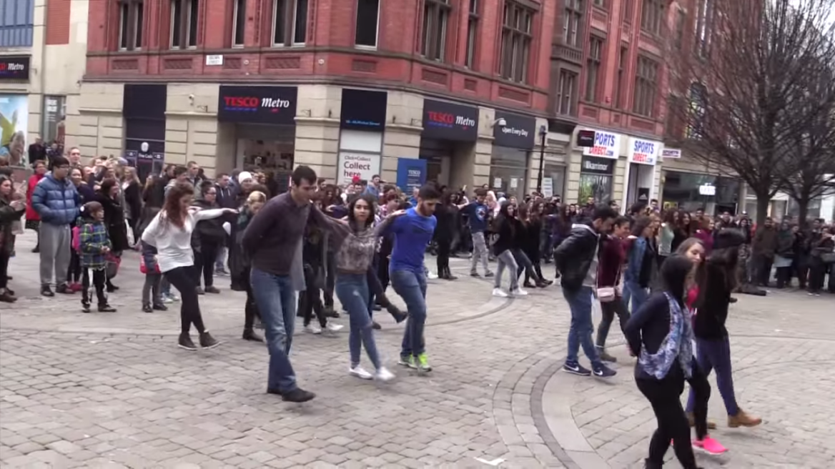 Βίντεο: Flash Mob με «Ζορμπά» και «Ζεϊμπέκικο της Ευδοκίας» στο Μάντσεστερ!