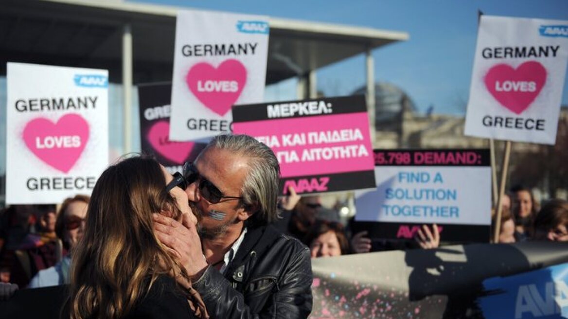  Άστρος Χατζηάστρος, ο Έλληνας που έδωσε το φιλί έξω από την γερμανική καγκελαρία