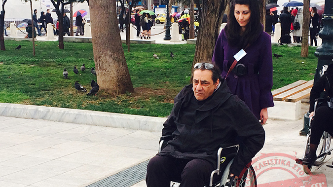 Ο Αντώνης Καφετζόπουλος με  αναπηρικό αμαξίδιο στο κέντρο της Αθήνας 