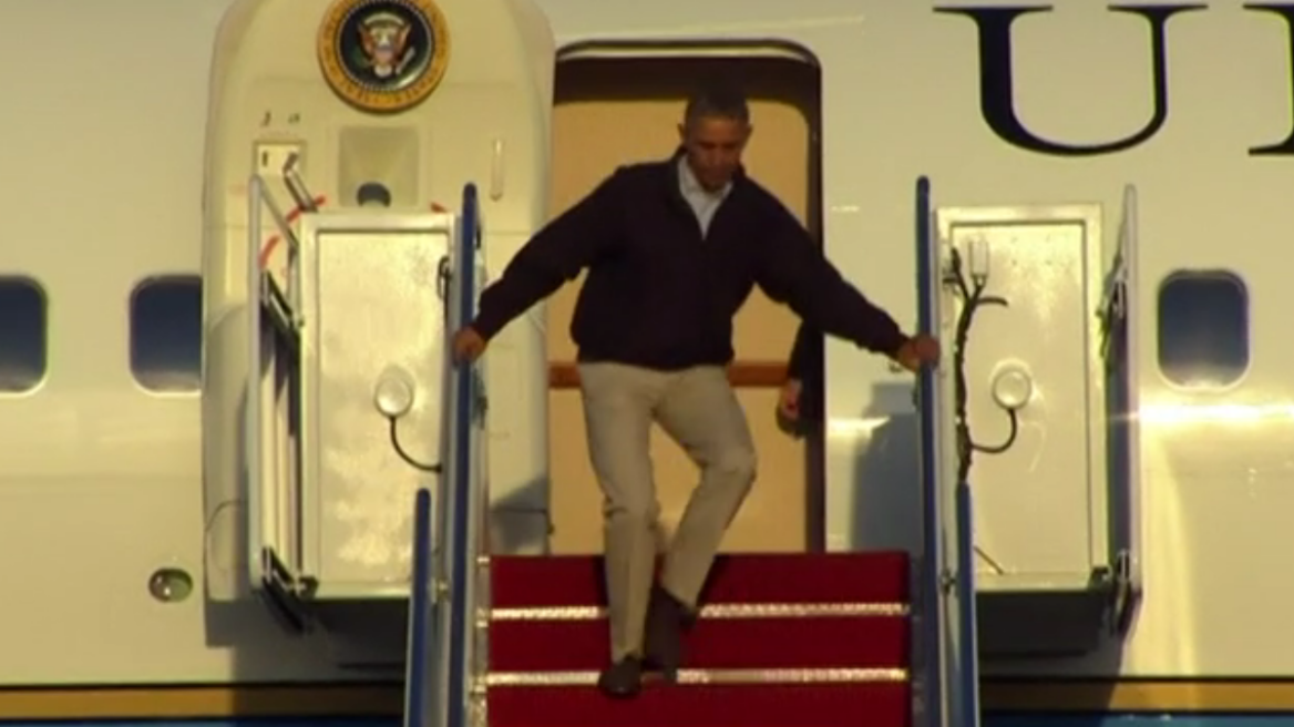 Ο... βιαστικός Μπάρακ Ομπάμα σκοντάφτει κατεβαίνοντας από το Air Force One
