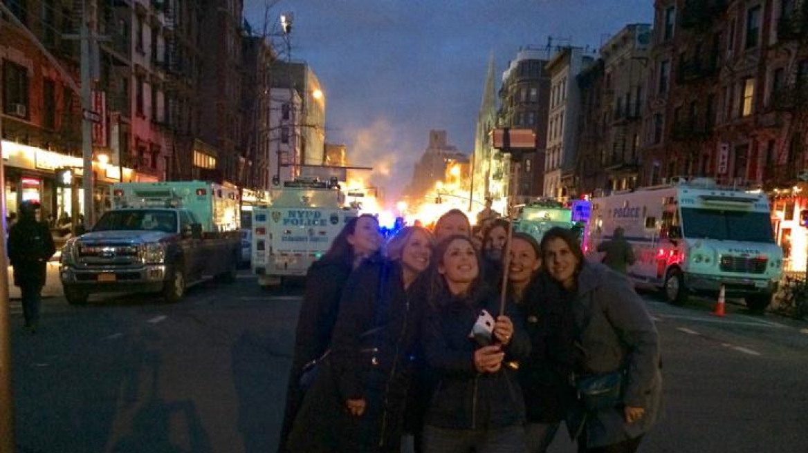 Έβγαζαν selfie στα συντρίμμια των κτηρίων από την έκρηξη στο Μανχάταν 