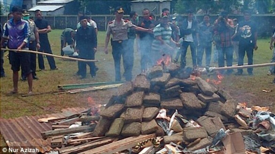 Ινδονησία: Ολόκληρη πόλη «την άκουσε» από κάψιμο ναρκωτικών!