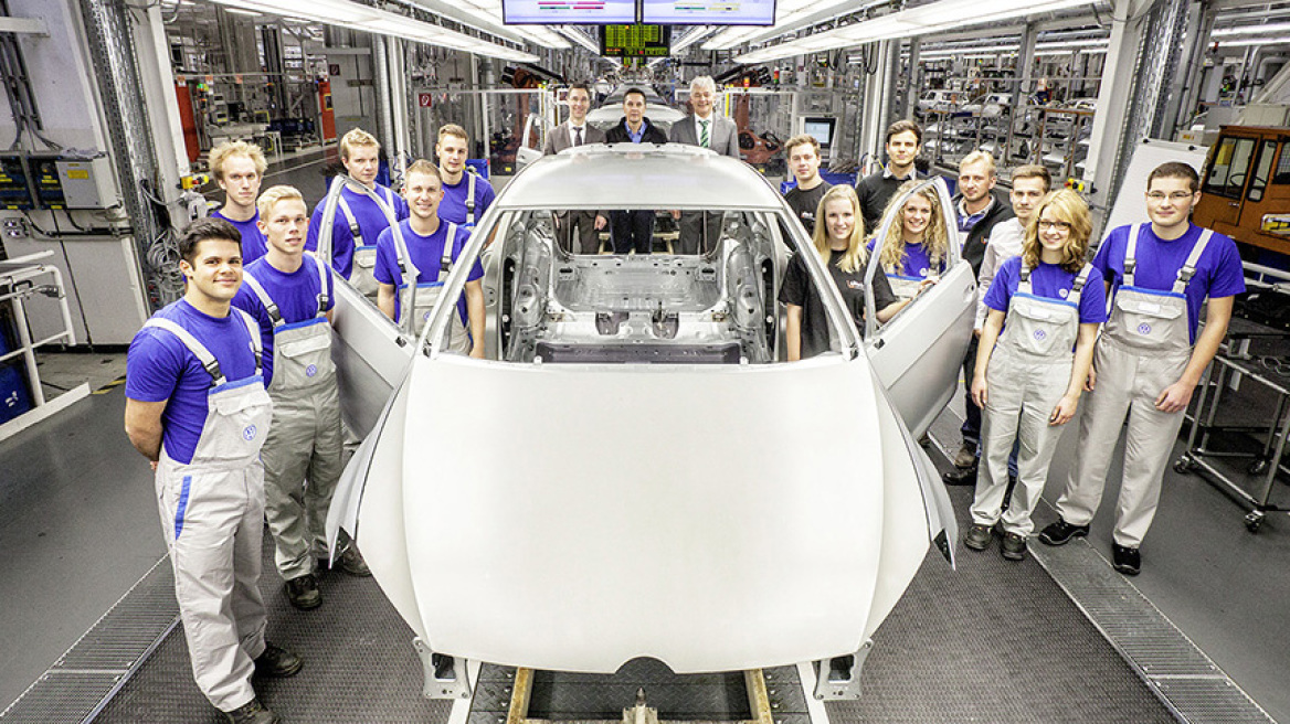 To δικό τους Golf GTI ετοιμάζουν οι εκπαιδευόμενοι στη VW