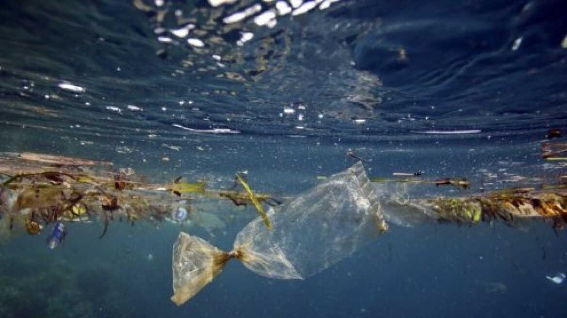 Όλο και περισσότερα πλαστικά «πνίγουν» τη Μεσόγειο θάλασσα 