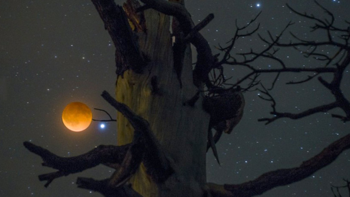 Φωτογραφίες: Το «ματωμένο φεγγάρι» στην πιο σύντομη έκλειψη του αιώνα!